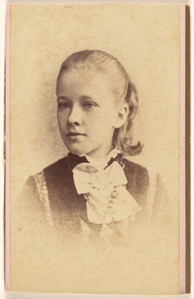 Unidentified Young Girl, Vignette Style by Hastings and White and Fisher