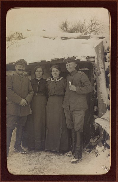 First World War: Ukraine in the years 1914-1916 during the invasion of the German army. Portrait of group (b/w photo) by Heldenfriedhof Dsessentniki (attr. to)
