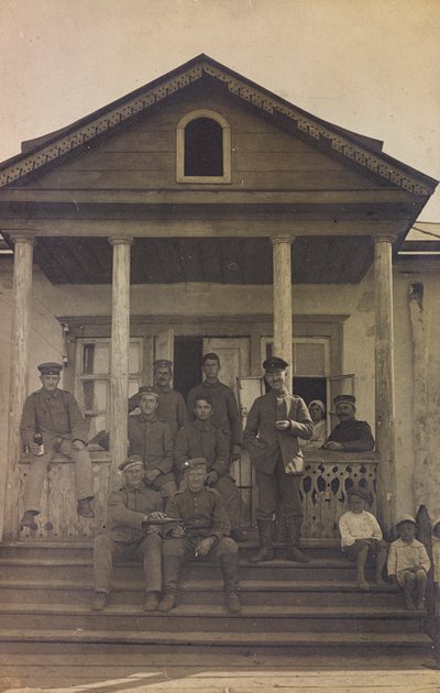 First World War: Ukraine in the years 1914-1916 during the invasion of the German army. Group of soldiers on the front steps of a house (b/w photo) by Heldenfriedhof Dsessentniki (attr. to)