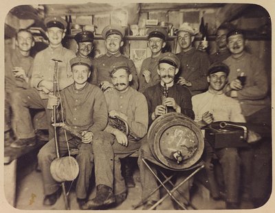 First World War: the Ukraine in the years 1914-1916 during the invasion of the German army. Group of soldiers during a time of rest by Heldenfriedhof Dsessentniki (attr. to)