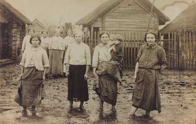 First World War: the Ukraine in the years 1914-1916 during the invasion of the German army. Portrait of a group of women with children by Heldenfriedhof Dsessentniki (attr. to)