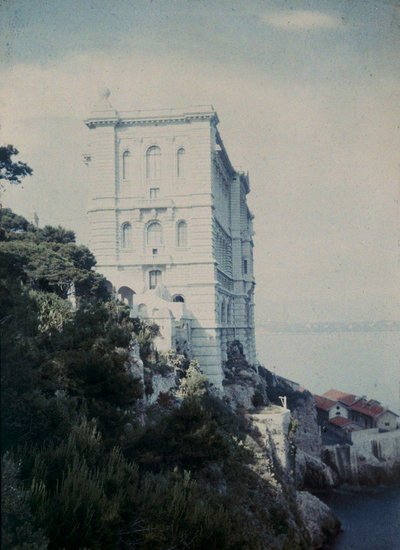 Elegant fortified building on the Gulf of Monaco by Henri Chouanard