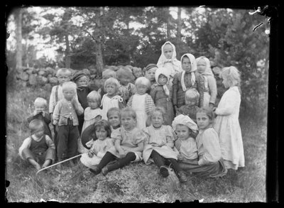 Local and Niemenlautta Manor Children by Hugo Simberg