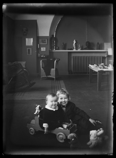 Tom and Uhra Simberg in the Studio Home on Siltasaarenkatu by Hugo Simberg