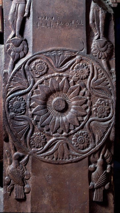 Buddhism: medallion decorated with floral patterns - detail of the stupa of Bharhut. Low relief of black stone, 2nd century BC - Kolkata, Indian museum by Indian School