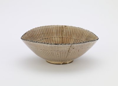 Kyoto ware individual serving bowl in shape of sedge hat, with mark 