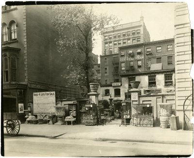 28th St between Broadway and Fifth Avenue, c.1905-18 by Jessie Tarbox Beals