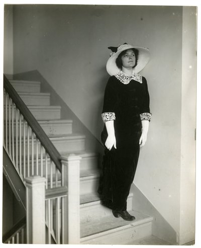 Right way coming down stairs, c.1905-18 by Jessie Tarbox Beals