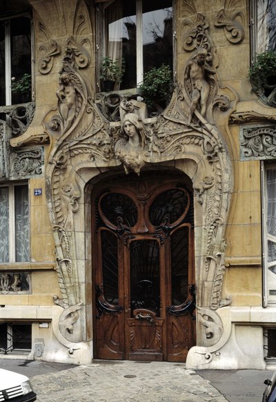 Art Nouveau: The entrance gate of 29 avenue Rapp in the 7th arrondissement of Paris by Jules Lavirotte
