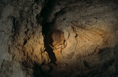 Human remains, Homul Center, Holmul, Guatemala, Maya, Francisco Estradabelli, 2008 (photo) by Kenneth Garrett