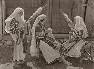 Tismana, Spinners by Kurt Hielscher