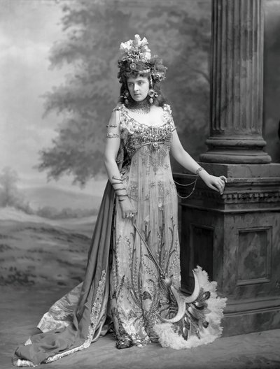 Mrs. Algernon Bourke 1870-1967, née Guendoline Irene Emily Sloane-Stanley, 1897 by London . Photo studio Lafayette
