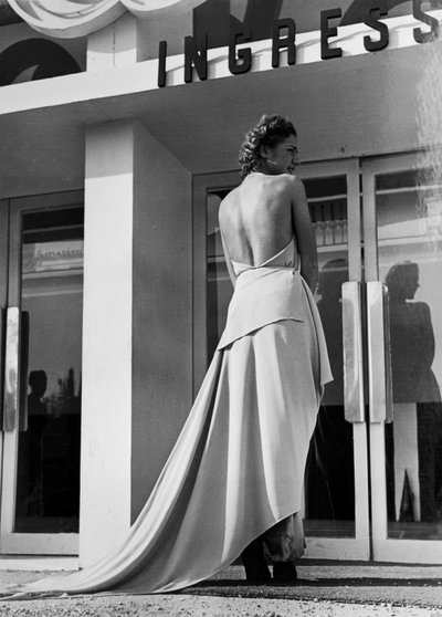 Model seen from the back wearing an evening dress created by the couture house "Graldi" by Luis Bogino