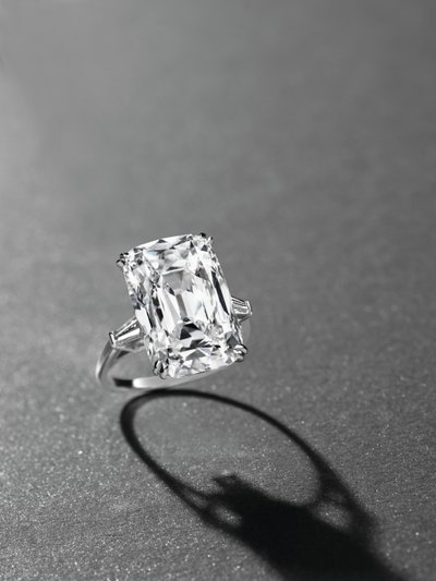 An elegant ring by Manuel Cusí