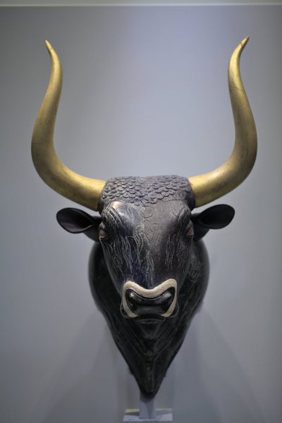 Minoan art. Bull