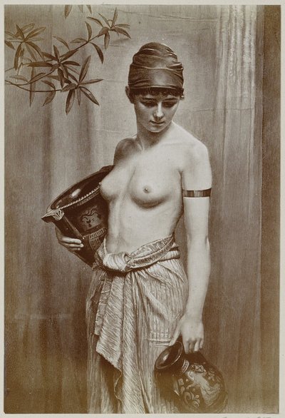 Photoreproduction of a woodcut after the painting Wasserträgerin by Max Nonnenbruch by Neue Photographische Gesellschaft (possibly)