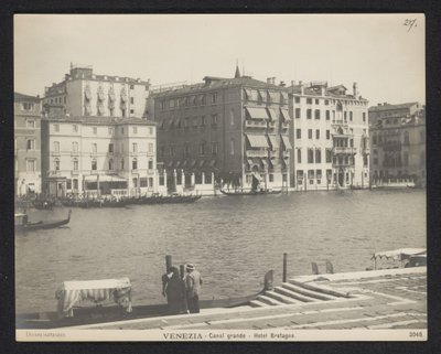 Exterior of Hotel Bretagne in Venice by Neue Photographische Gesellschaft
