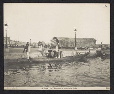 Gondola along a jetty at the Ponte della Paglia in Venice by Neue Photographische Gesellschaft