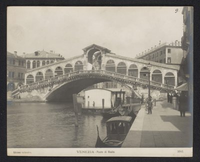 Rialto Bridge in Venice (title on object: Venezia - Ponte di Rialto) by Neue Photographische Gesellschaft