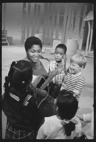 Odetta sings to children on set of a TV special by Orlando Suero
