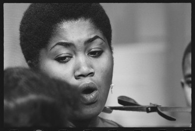 Odetta sings to children on set of a TV special by Orlando Suero