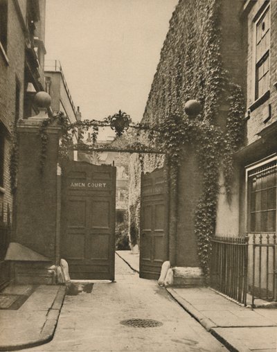Entrance to Quiet Amen Court in Warwick Lane by SO Gorse