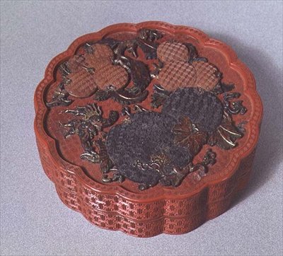 Box with ochre, green and brown decoration by School Chinese