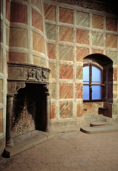 Small Corner Room with Fireplace by School Italian