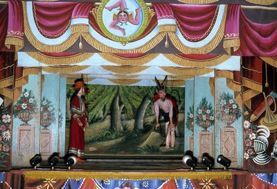Puppi Theatre in Palermo. These puppets, belonging to a Sicilian tradition dating back to ancient times, aim to tell the story of invasions and Norman conquests. On the upper part of the photograph is the Sicilian symbol of Trinacria (Trinacria). Palermo by School Sicilian