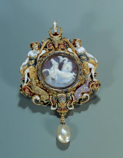Jewellery: Pendant Enamel on Gold Round with a Cameo by Spanish School