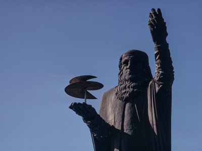 Statue of Leonardo da Vinci holding an aerial screw at Rome