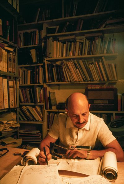 Yigael Yadin examines copy of temple by Ted Spiegel