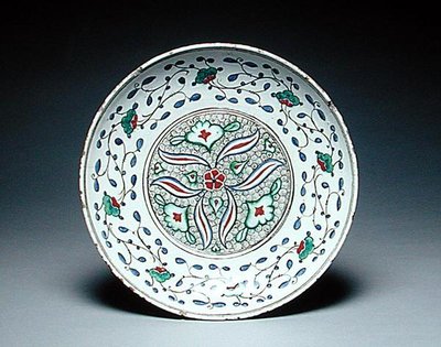 Dish decorated with stylised flowers, Isnik, late 16th century by Turkish School