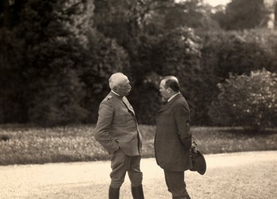 Louis Barthou speaks with General Luigi Cadorna. The photo was taken in May 1916, during World War I by Ugo Ojetti