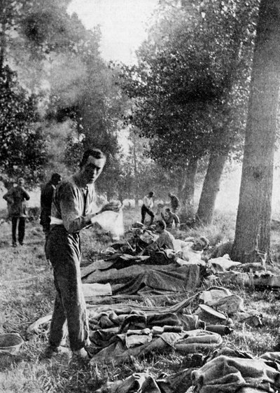 11th Hussars bivouacked at Champs after the retreat from Mons, September 1914 by Unbekannt