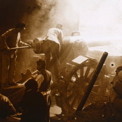 155 cannon in action, Arras, northern France, 1915 by Unbekannt