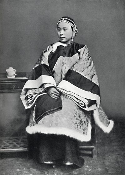 A Chinese lady of high rank in full dress costume by Unbekannt