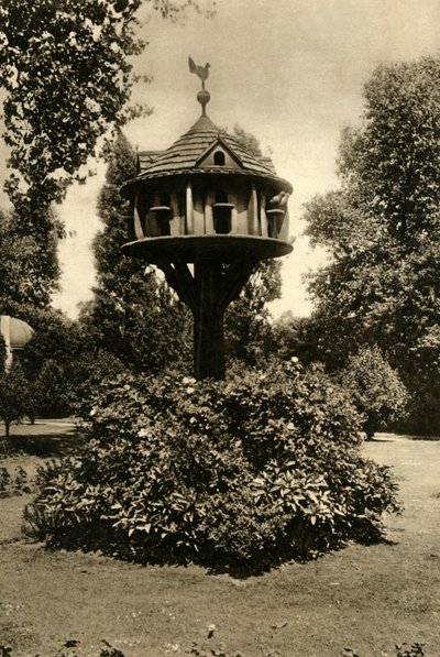 A Dovecote - in the garden of Dowager Marchioness of Bute, St. Johns Lodge, Regents Park, 1920 by Unbekannt