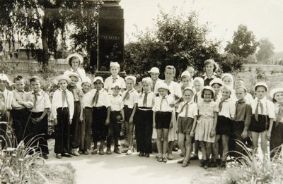 A Young Pioneers unit in Yalta, Crimea, USSR by Unbekannt