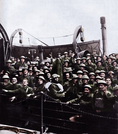 A boat of soldiers rescued from Dunkirk, 1940 by Unbekannt