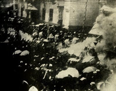 A bomb explodes on the day of the wedding of the king and queen of Spain, Madrid, 1906 by Unbekannt