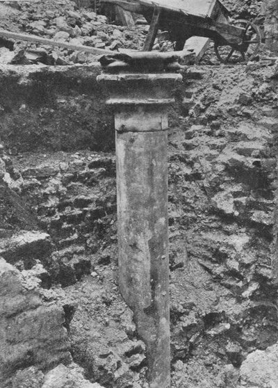 A Column of the Hall of Blackfriars Priory, City of London by Unbekannt