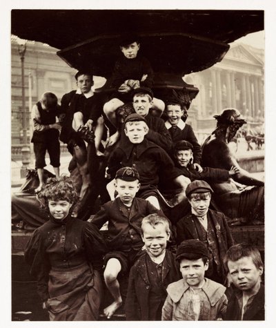 A group of children in front of the Steble fountain, Liverpool, c 1905 by Unbekannt