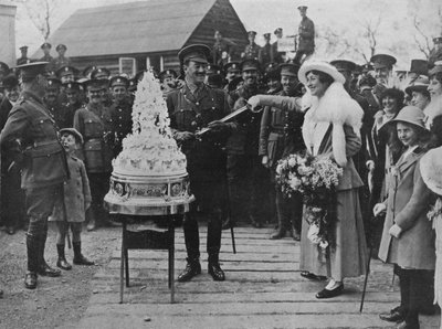A khaki wedding: Cutting the wedding cake with the bridegroom