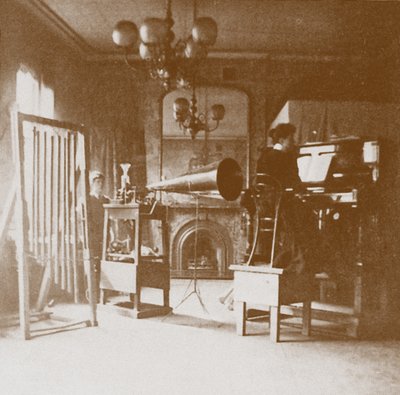 A Lady Pianist at the First Emil Berliner Studio in London, Cockburn Hotel, 1898 by Unbekannt