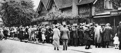 A queue for the zoo on a national holiday, London, 1926-1927 by Unbekannt
