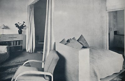 A studio living-room in one of the Isokon Lawn Road Flats, Hampstead, London, 1936 by Unbekannt