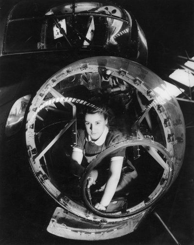 A woman working on a Lancaster bomber, Second World War by Unbekannt
