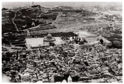 Aerial view of the Mosque of Omar, Jerusalem, Palestine, from a Zeppelin, 1931-1933 by Unbekannt