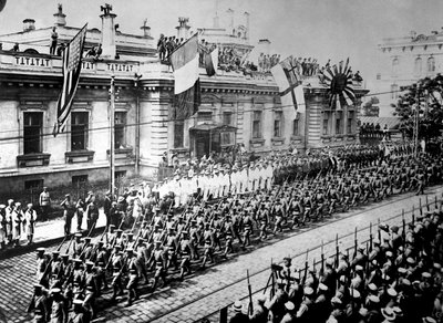 Allied soldiers and sailors in Vladivostok, Russia by Unbekannt